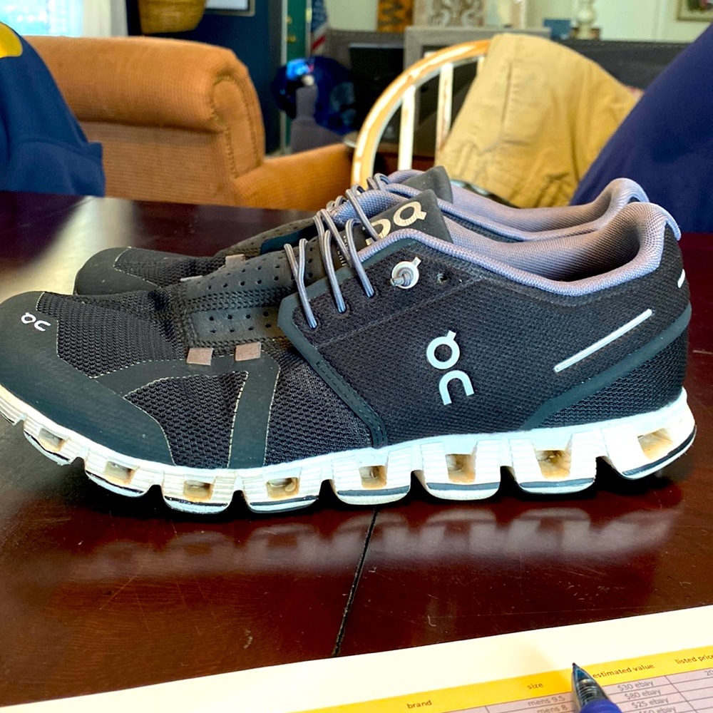 Gently worn black OnCloud tennis shoe